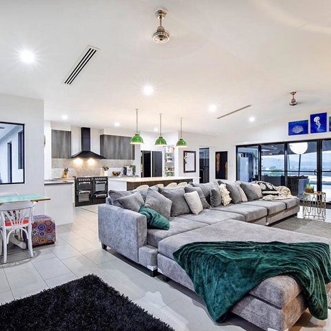 Sunset Penthouse Couples Retreat, Close To Airlie Beach, Champagne On Arrival - Kalgoorlie Accommodation 3