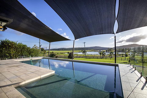 Sunset Retreat Airlie Beach Rural Getaway - Kalgoorlie Accommodation 2