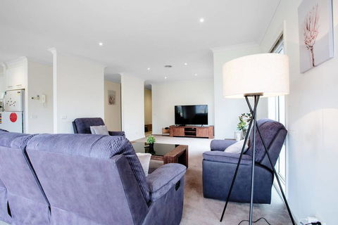 Superb Luxe 5BR House@Point Cook Near Lake - Kalgoorlie Accommodation 3