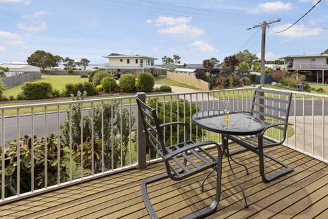 Tanjil - A Stroll From The Water In Paynesville - Kalgoorlie Accommodation 1