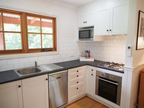 Tahara Cottage - Kalgoorlie Accommodation 4