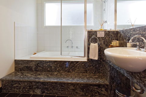 54 On Bank - Kalgoorlie Accommodation 24