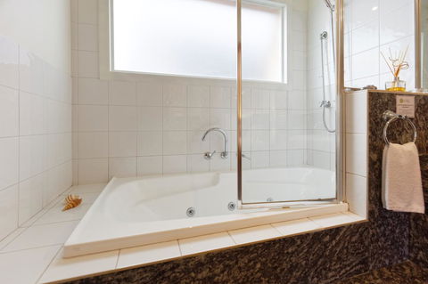 54 On Bank - Kalgoorlie Accommodation 23