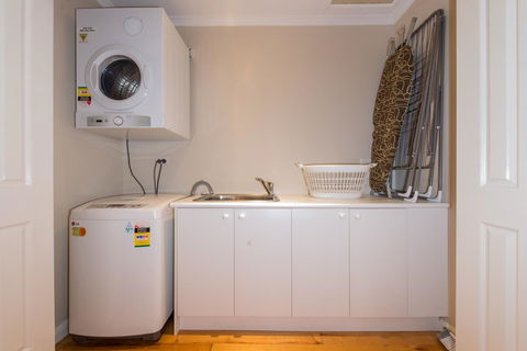 Lovely 5BR Full House In Glen Waverley, Walk To Train, Bus & Shops - Kalgoorlie Accommodation 12