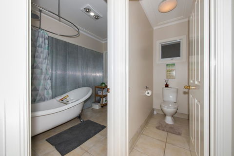 Lovely 5BR Full House In Glen Waverley, Walk To Train, Bus & Shops - Kalgoorlie Accommodation 11