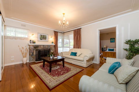 Lovely 5BR Full House In Glen Waverley, Walk To Train, Bus & Shops - Kalgoorlie Accommodation 14
