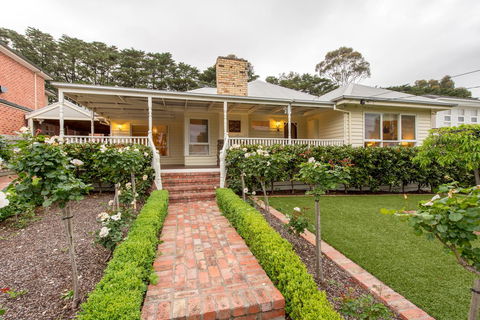 Lovely 5BR Full House In Glen Waverley, Walk To Train, Bus & Shops - Kalgoorlie Accommodation 16