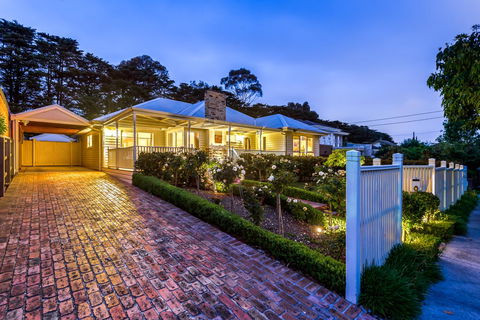 Lovely 5BR Full House In Glen Waverley, Walk To Train, Bus & Shops - Kalgoorlie Accommodation 0