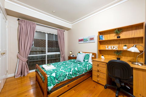 Lovely 5BR Full House In Glen Waverley, Walk To Train, Bus & Shops - Kalgoorlie Accommodation 8