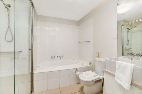 Signature Waterfront Apartments - Kalgoorlie Accommodation 14