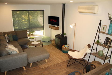 4 Autumn Grove - Kalgoorlie Accommodation 0