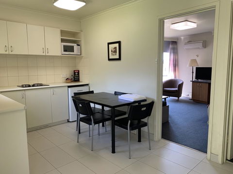 Albert Heights Serviced Apartments - Kalgoorlie Accommodation 24