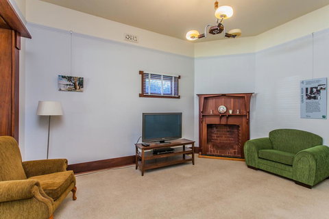 The Curtin Family Home - Kalgoorlie Accommodation 1