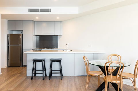 The Edge - Luxurious Waterfront Apartment - Kalgoorlie Accommodation 2