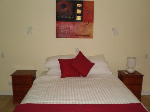 The Lakehouse Manor - Kalgoorlie Accommodation 0
