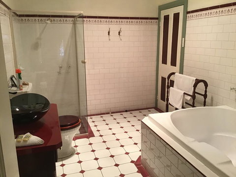 The Olde Devonshire House - Kalgoorlie Accommodation 3