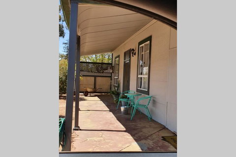 The Pool House - Kalgoorlie Accommodation 2