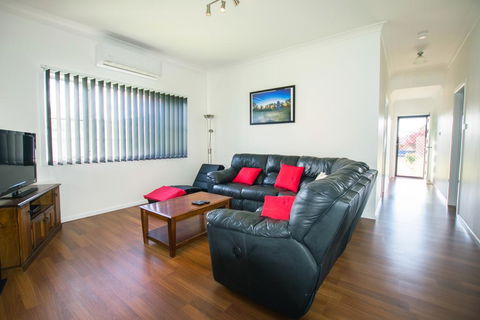 Topaz Cottage - Kalgoorlie Accommodation 3
