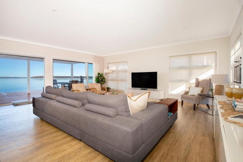 Tranquility Absolute Waterfront - Pet Friendly - 10 Mins To Hyams Beach - Kalgoorlie Accommodation 2