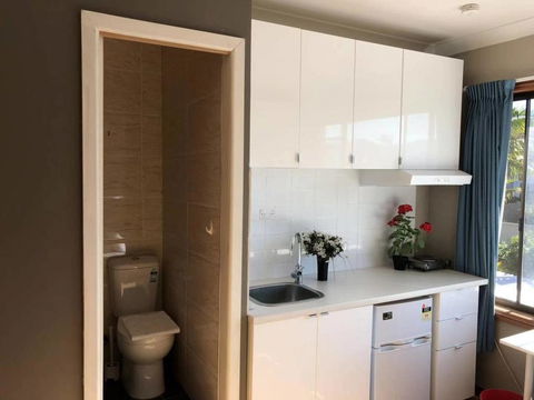 Traveler's Affordable Studio Unit (Beverly Hills) - Kalgoorlie Accommodation 0