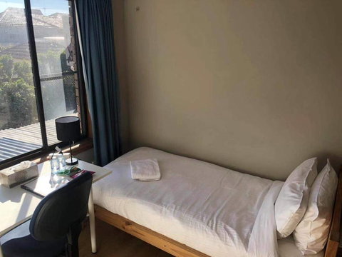 Traveler's Affordable Studio Unit (Beverly Hills) - Kalgoorlie Accommodation 1