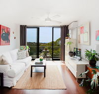 Treetop Retreat Five Minute Stroll To The Beach