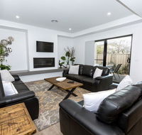 TWO TEN Sleeps 10 Luxury CBD Accommodation - Kalgoorlie Accommodation