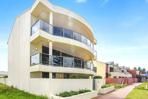 Ultimate Esplanade - 3 Storey Experience - WiFi - Kalgoorlie Accommodation 3