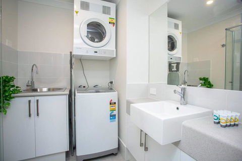 Ultimate Oasis Condo. Wifi + Netflix + Parking - Kalgoorlie Accommodation 2
