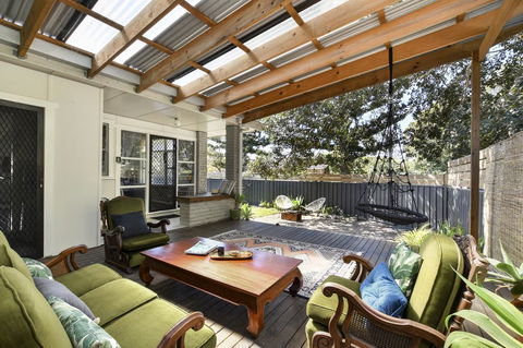 UMINA BEACH KOKOMO- Walk To The Beach, FAMILY And PET FRIENDLY Set Of 3 Vintage Original Holiday Flats & Vintage Caravan And Bat - Kalgoorlie Accommodation 2