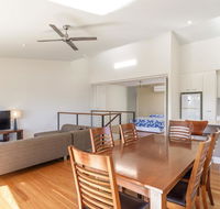 Unit 5 Rainbow Surf - Modern double storey townhouse with large shared pool close to beach and shop