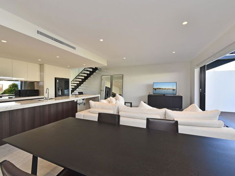 Villa Capri Waterside At Trinity Point - Kalgoorlie Accommodation 3