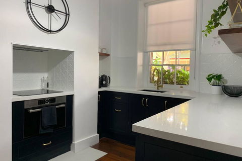 Warders Cottage: Iconic Cottage In The Heart Of Freo - Kalgoorlie Accommodation 3