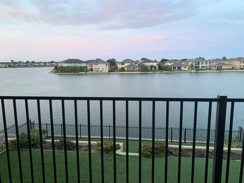 Waterfront Grand Villa For Big Group - Kalgoorlie Accommodation 3
