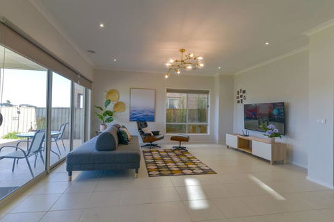 Waterfront Grand Villa For Big Group - Kalgoorlie Accommodation 0