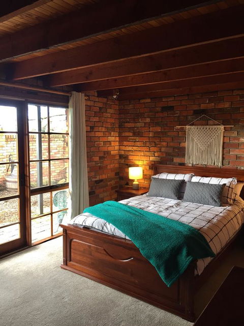 Bricks And Roses - Kalgoorlie Accommodation 14