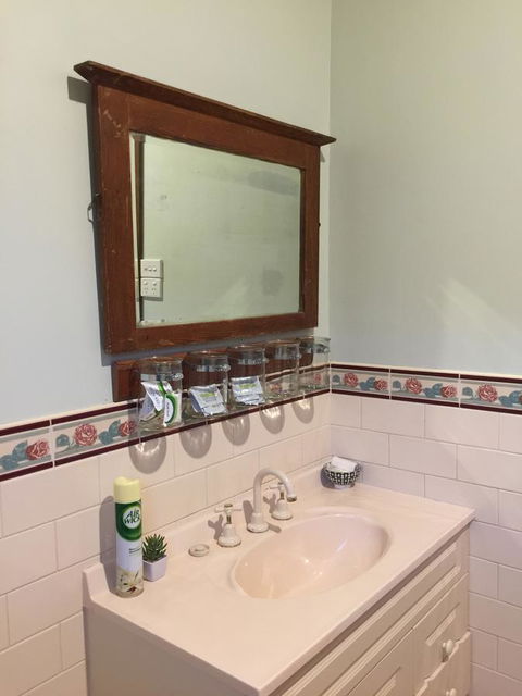 Bricks And Roses - Kalgoorlie Accommodation 17