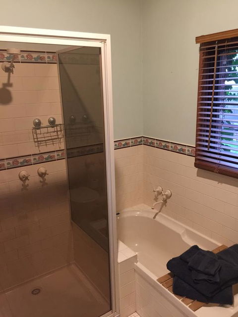 Bricks And Roses - Kalgoorlie Accommodation 18