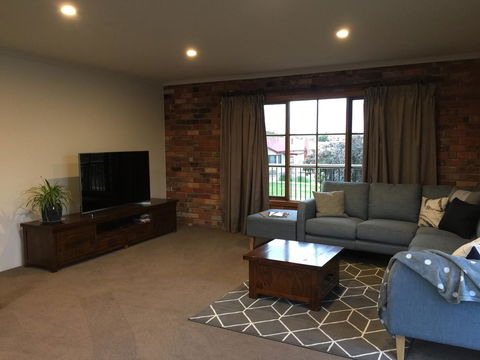 Bricks And Roses - Kalgoorlie Accommodation 11