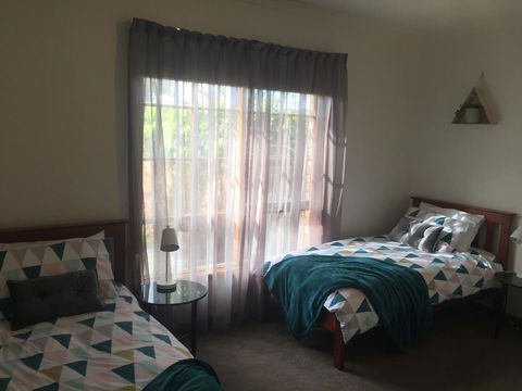 Bricks And Roses - Kalgoorlie Accommodation 16