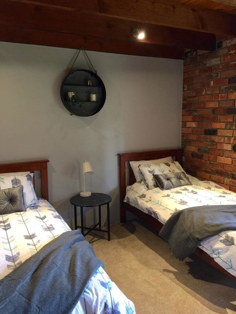 Bricks And Roses - Kalgoorlie Accommodation 15