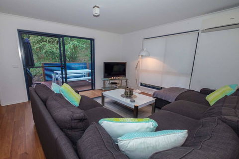 Demure Charm - Kalgoorlie Accommodation 9