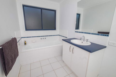 Demure Charm - Kalgoorlie Accommodation 14