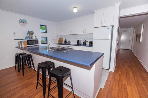 Demure Charm - Kalgoorlie Accommodation 7