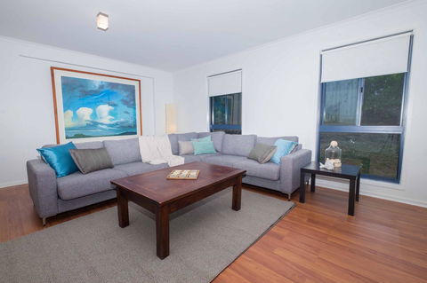 Demure Charm - Kalgoorlie Accommodation 3