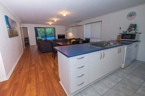 Demure Charm - Kalgoorlie Accommodation 6