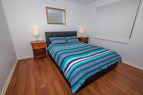 Demure Charm - Kalgoorlie Accommodation 12