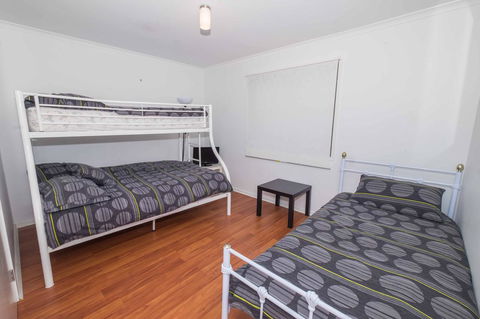 Demure Charm - Kalgoorlie Accommodation 13