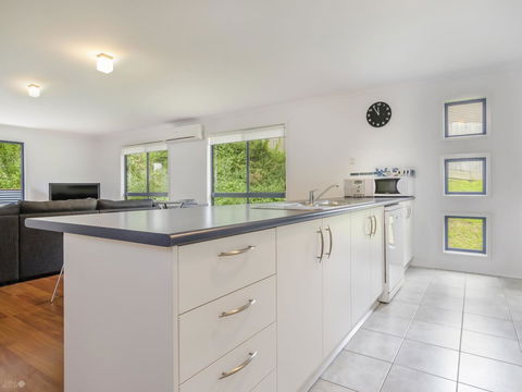 Demure Charm - Kalgoorlie Accommodation 15