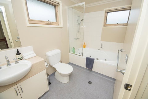 The Pitch - Kalgoorlie Accommodation 21
